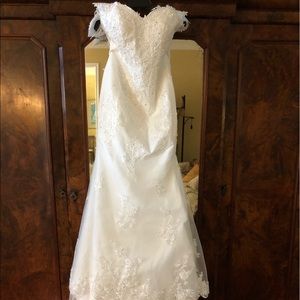 Beautiful custom wedding dress never been worn